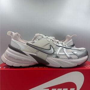 Nike V2K Run Platinum Tint Summit White Cave Stone BRAND NEW Size 10 Women